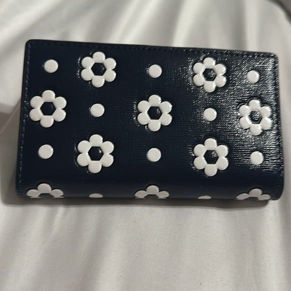 New with tags Kate Spade Morgan Daisy Dot Small Slim Bifold Wallet - Picture 5 of 6